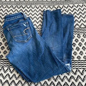 Super cute American Eagle distressed skinny jeans, size 8